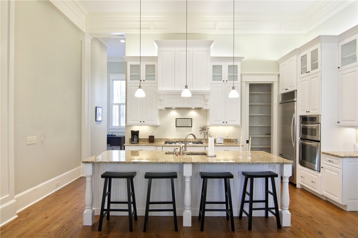 Classic &amp; Modern Kitchen Cabinet Designs
